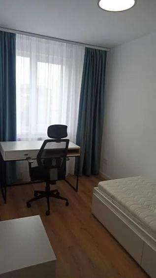 Apartament cu 3 camere semidecomandat, mobilat în Semicentral