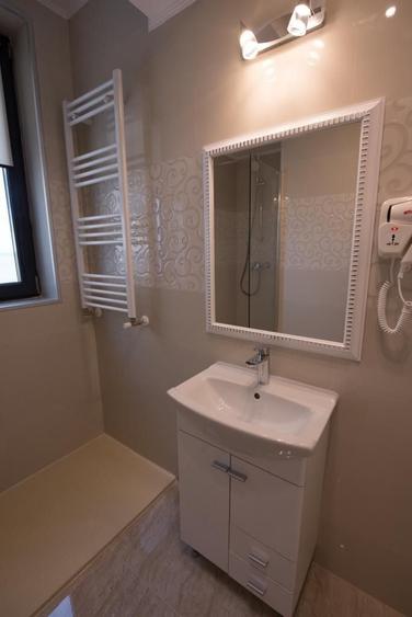 Apartament cu 3 camere decomandat, mobilat în Central