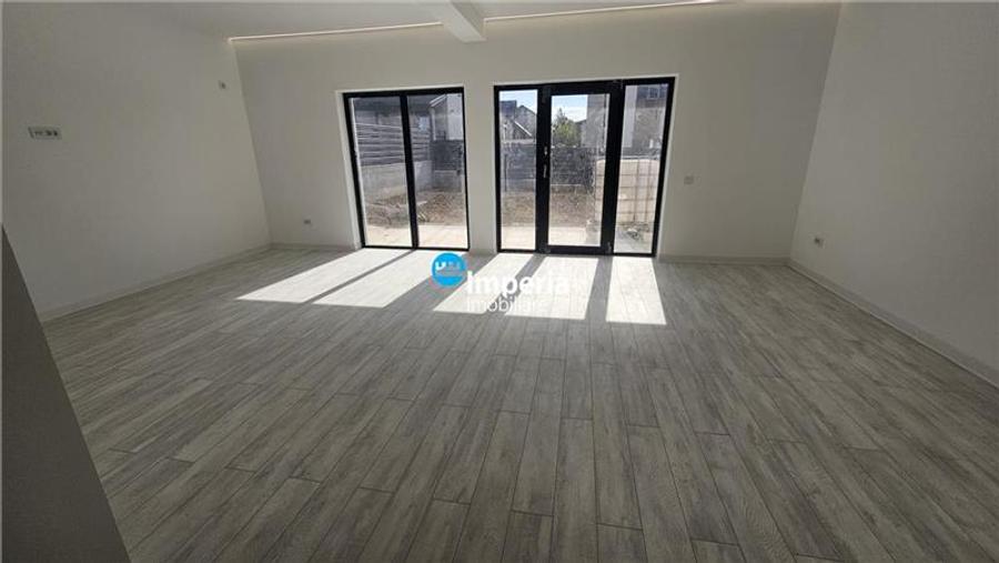 Duplex cu 4 camere cu Canalizare în Bucium