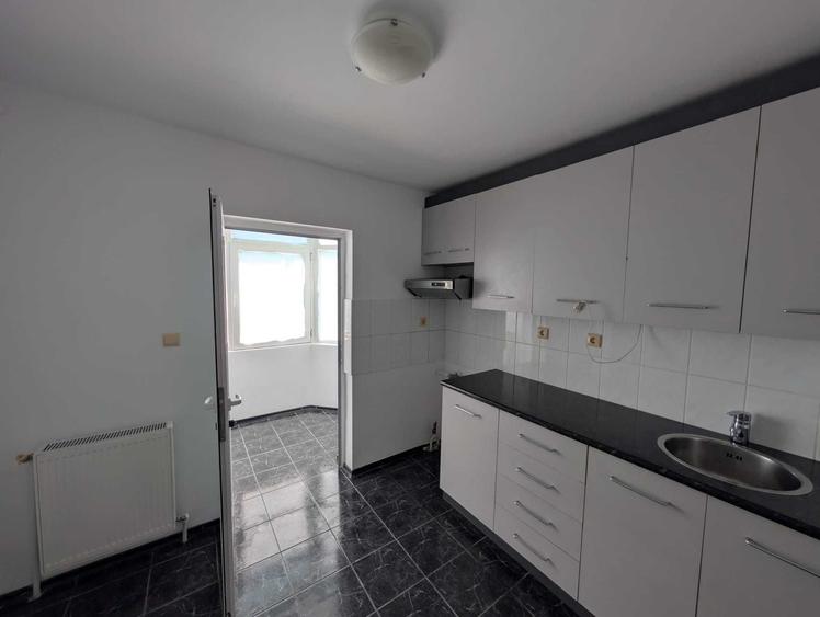 Apartament cu 3 camere decomandat în Calarași 4