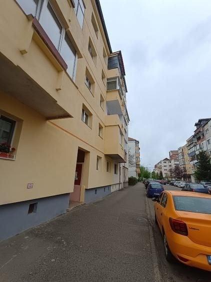 Apartament cu 3 camere decomandat, mobilat în Valea Aurie