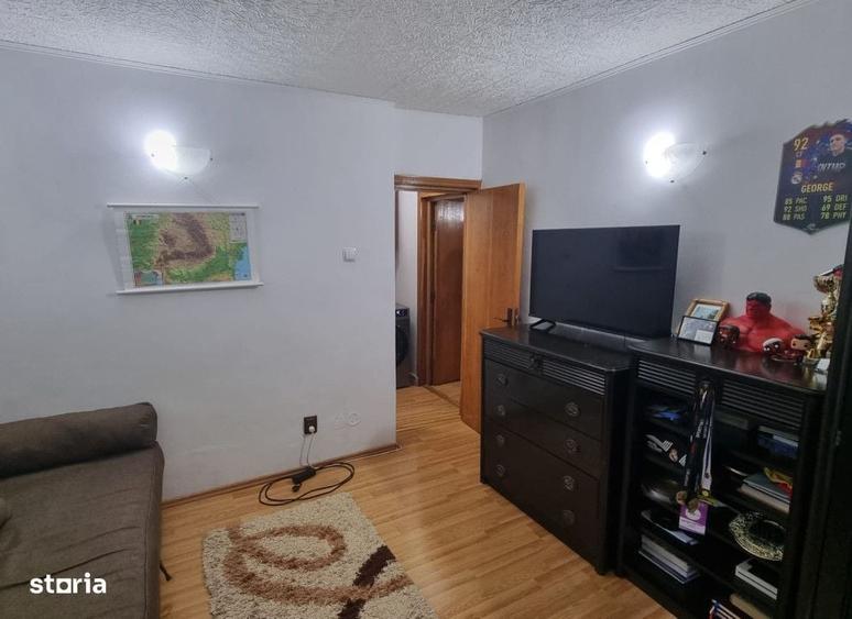 Apartament cu 4 camere decomandat în Nicolina