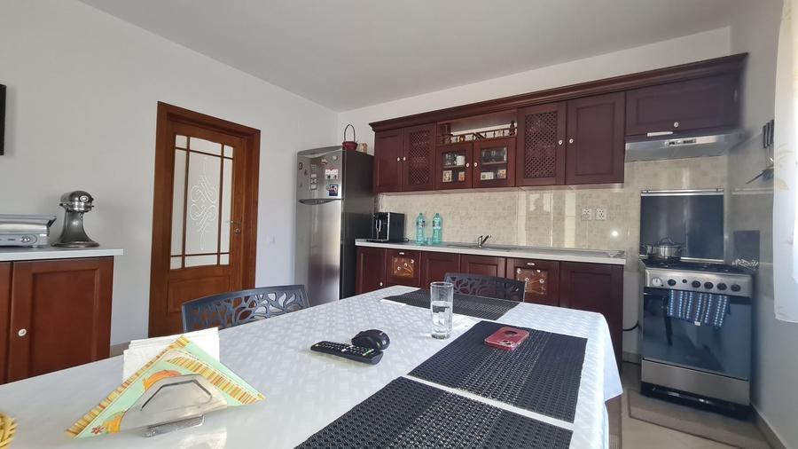 Casă individuală cu 5 camere cu Canalizare în Ulmi
