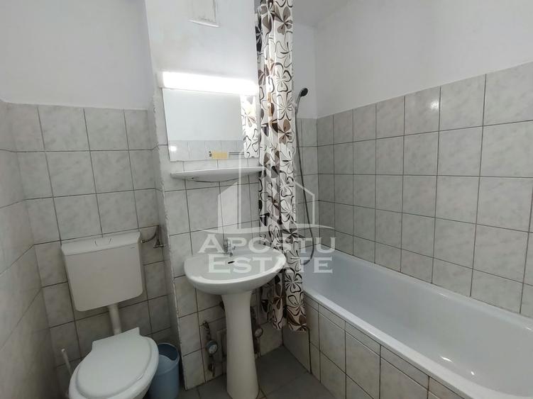 Apartament cu 3 camere semidecomandat, mobilat în Central