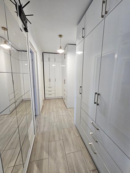Apartament cu 3 camere semidecomandat în Baba Novac