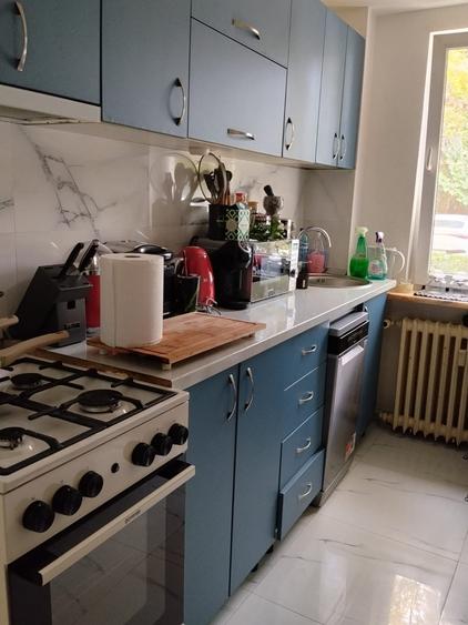 Apartament cu 3 camere semidecomandat în Calea București