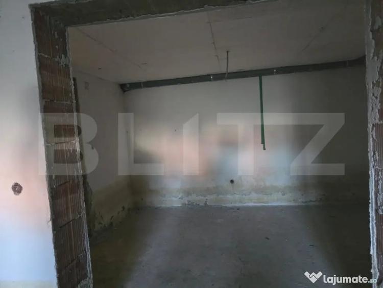 Casă cu 8 camere cu Teren 1500 Mp în Central