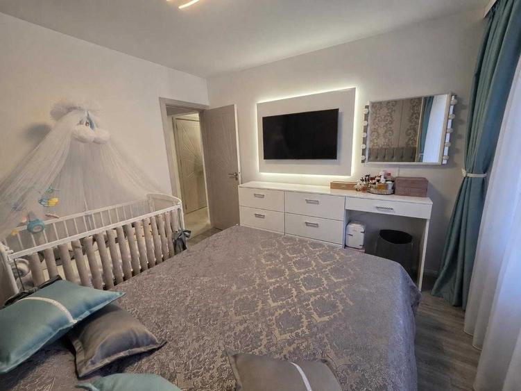 Apartament cu 3 camere decomandat în Runcu