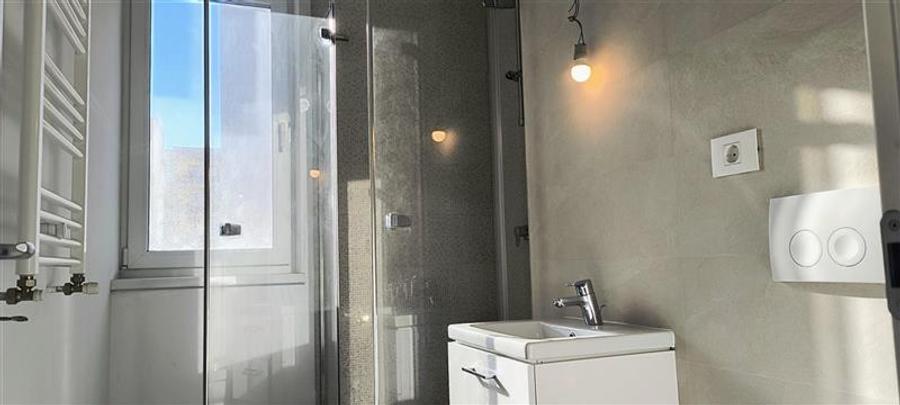 Apartament cu 3 camere nedecomandat în Aradului