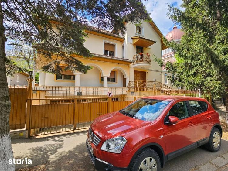 Casă cu 6 camere cu Teren 355 Mp în Central