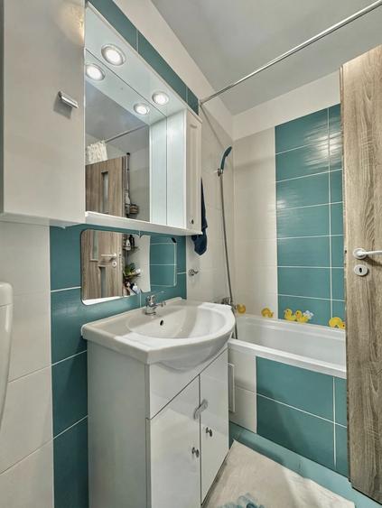 Apartament cu 3 camere semidecomandat, mobilat în Periferie