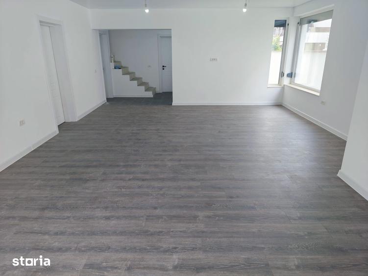 Casă cu 6 camere cu Teren 480 Mp în Mogoșoaia