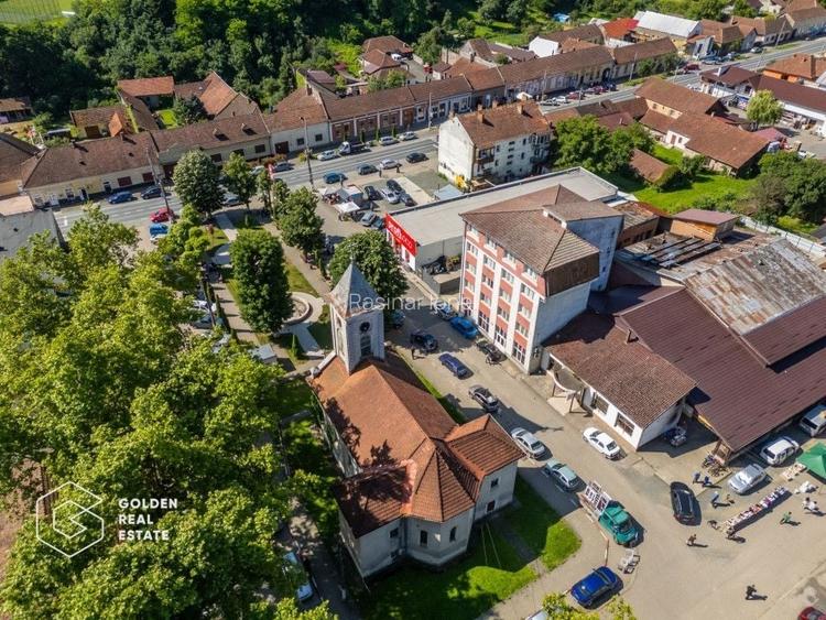 Cladire cu 24 camere, langa Castelul Regal Savarsin