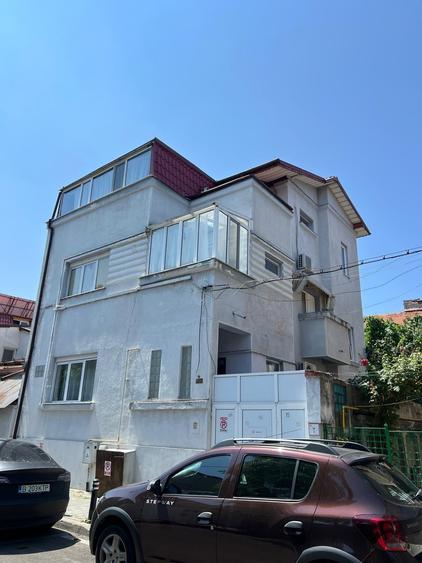 Casă individuală cu 8 camere cu Canalizare în Vatra Luminoasă