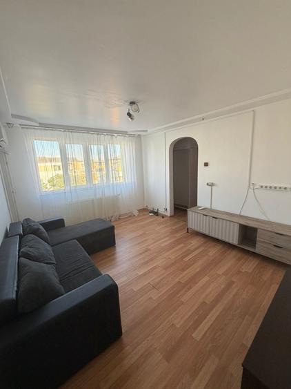 Apartament cu 3 camere semidecomandat, mobilat în 9 Mai