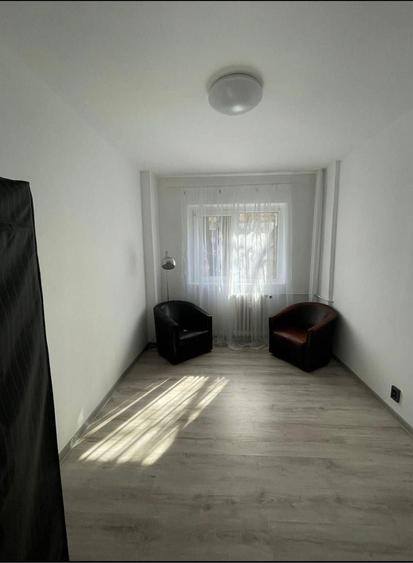 Apartament cu 3 camere semidecomandat în Panduri
