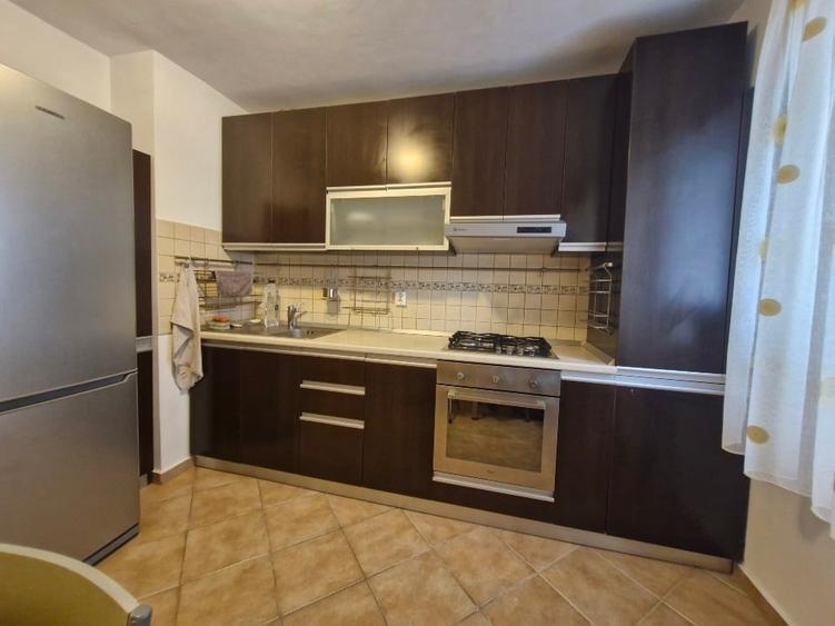 Apartament cu 3 camere semidecomandat, mobilat în 1 Mai