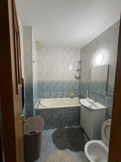 Apartament cu 3 camere semidecomandat în Berceni
