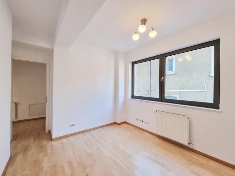 Apartament cu 4 camere semidecomandat în Capitale