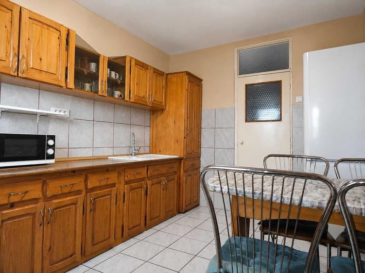 Apartament cu 3 camere decomandat în Bârzești