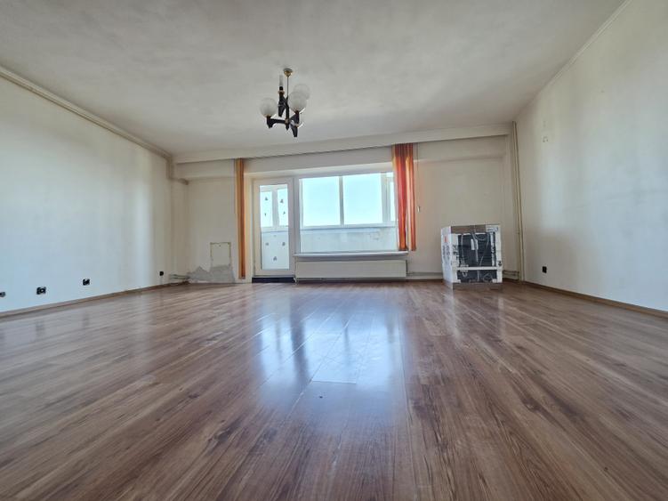 Apartament cu 4 camere decomandat în Lujerului