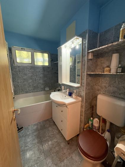Apartament cu 3 camere decomandat, mobilat în Girocului