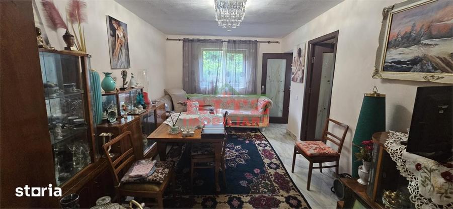 Casă cu 4 camere cu Teren 2300 Mp în Central