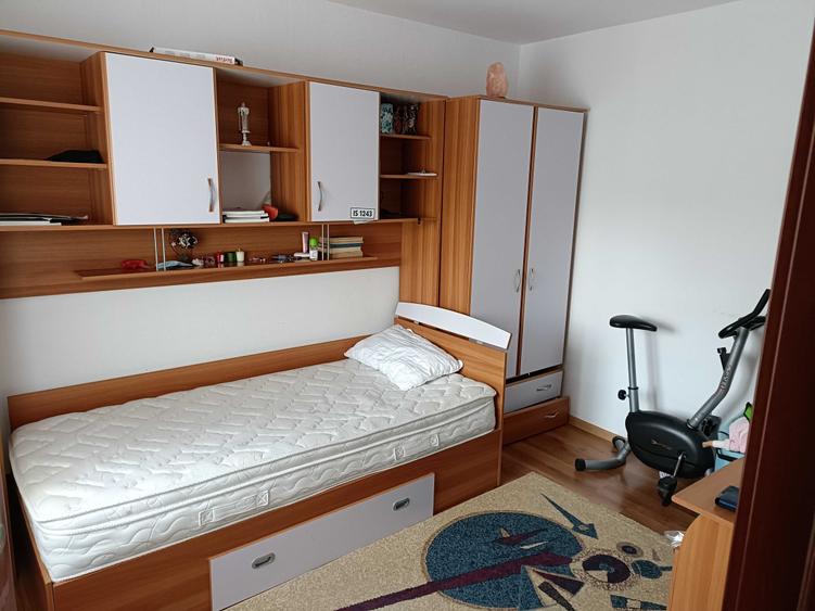 Apartament cu 3 camere semidecomandat în Central