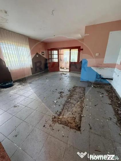 Casă cu 7 camere cu Teren 8286 Mp în Preluca Nouă