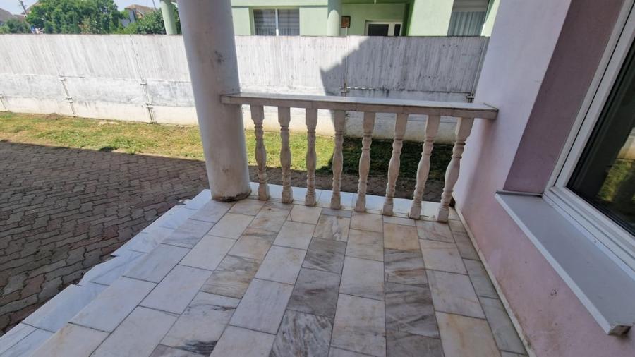 Casă individuală cu 8 camere cu Canalizare în Cetate