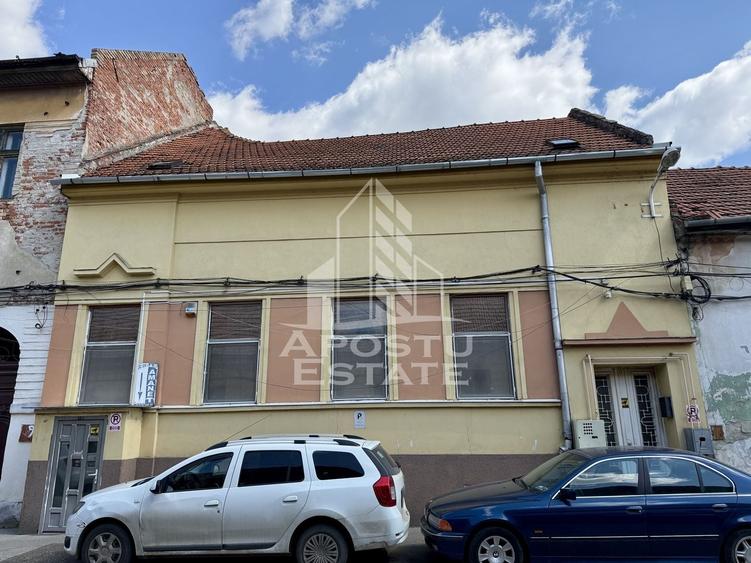 Casă individuală cu 7 camere cu Canalizare în Traian