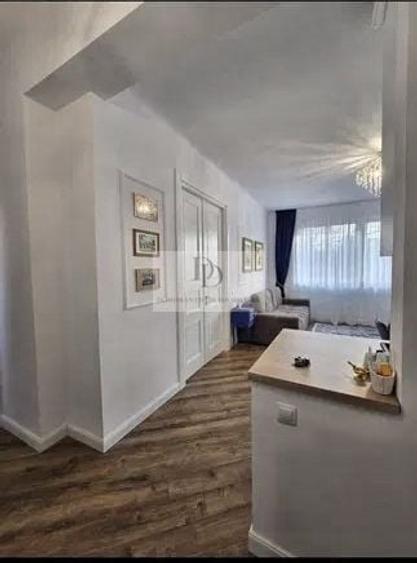 Apartament cu 3 camere semidecomandat, mobilat în Central
