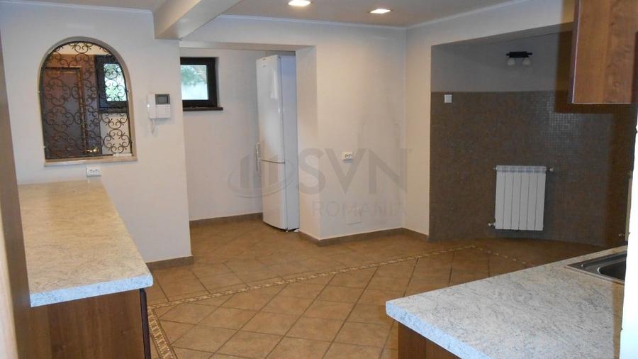 Apartament cu 5 camere decomandat în Capitale