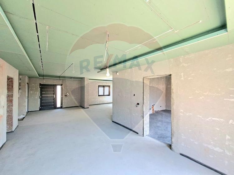 Casă individuală cu 4 camere cu Teren 517 Mp în Vladimirescu