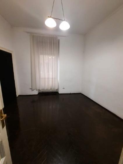 Apartament cu 5 camere semidecomandat în P-ța Victoriei