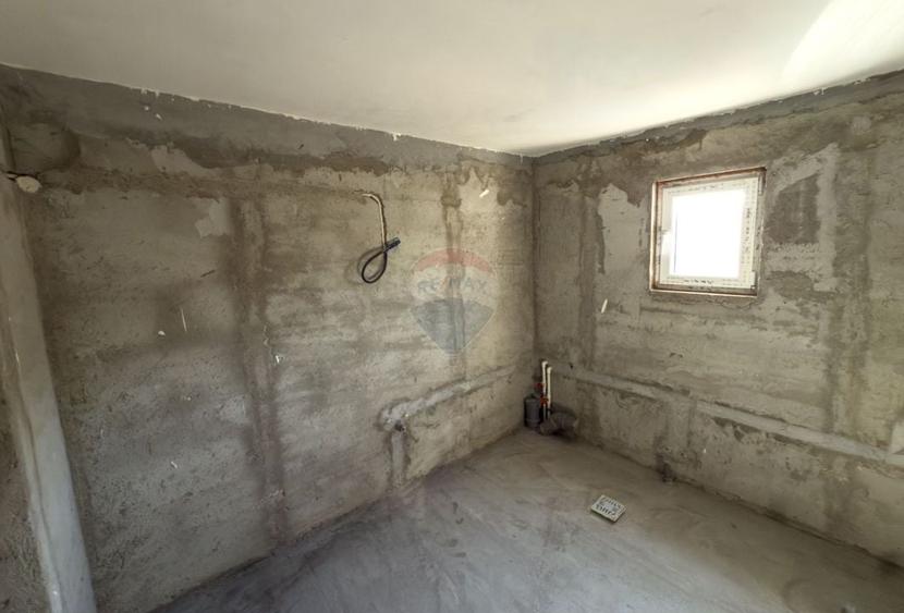 Casă cu 8 camere cu Teren 440 Mp în Central
