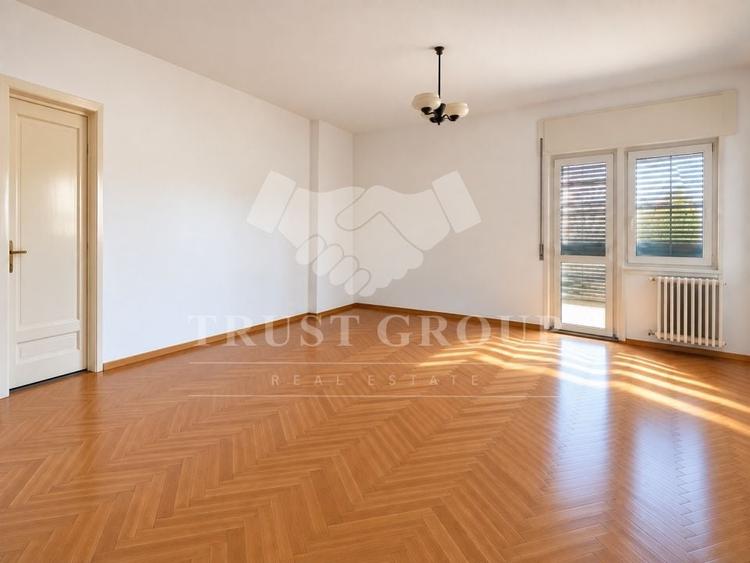 Apartament cu 5 camere semidecomandat în Vatra Luminoasă