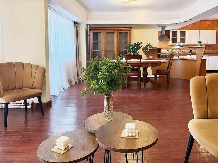 Apartament cu 3 camere decomandat în P-ța Unirii