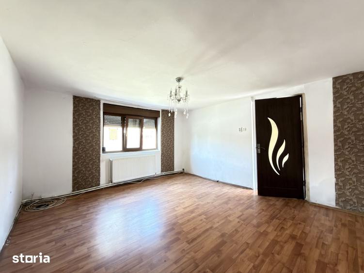 Casă cu 6 camere cu Teren 479 Mp în Crișan