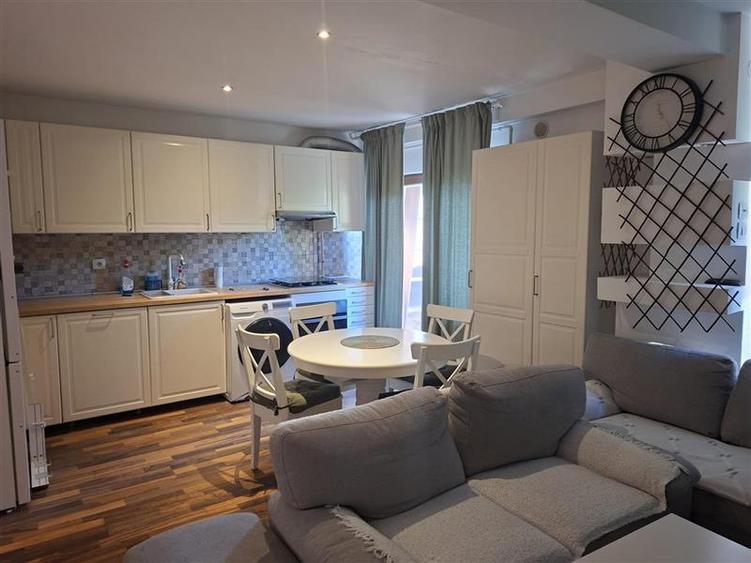 Apartament cu 3 camere decomandat în 9 Mai