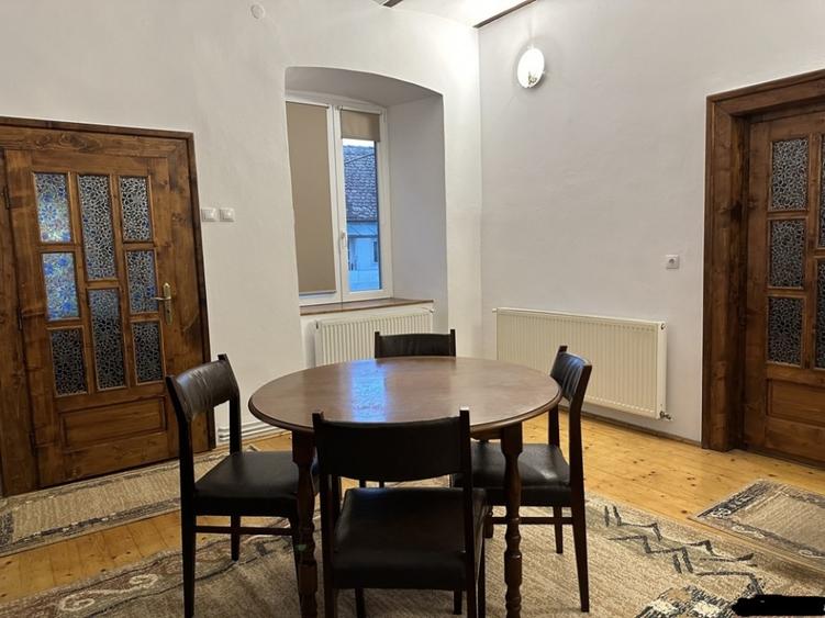 Apartament cu 3 camere, mobilat în Central