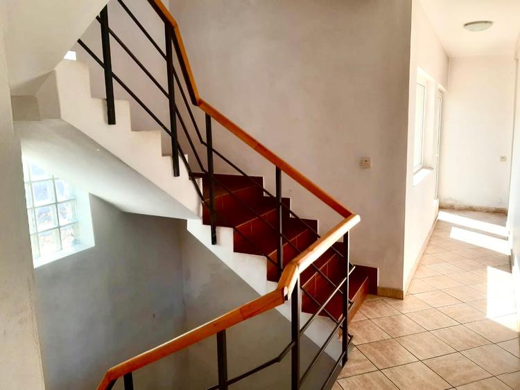 Casă cu 7 camere cu Canalizare în Bucur Obor