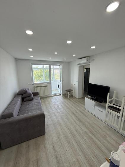 Apartament cu 3 camere semidecomandat în Arcu