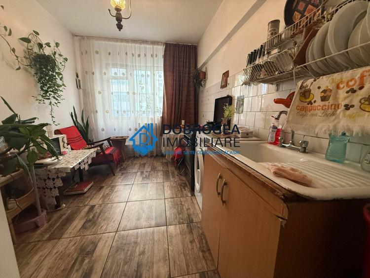 Apartament cu 3 camere decomandat în Păcii