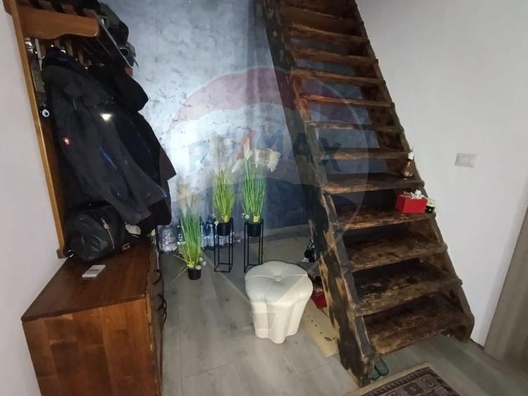 Casă individuală cu 5 camere cu Teren 343 Mp în Est