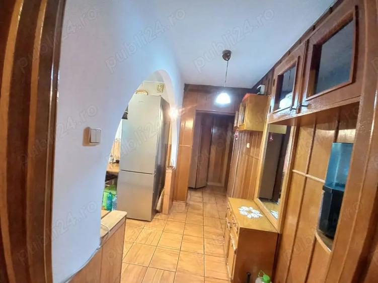 Apartament cu 3 camere semidecomandat în Orizont