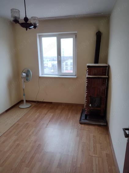 Apartament cu 3 camere semidecomandat în Sulina