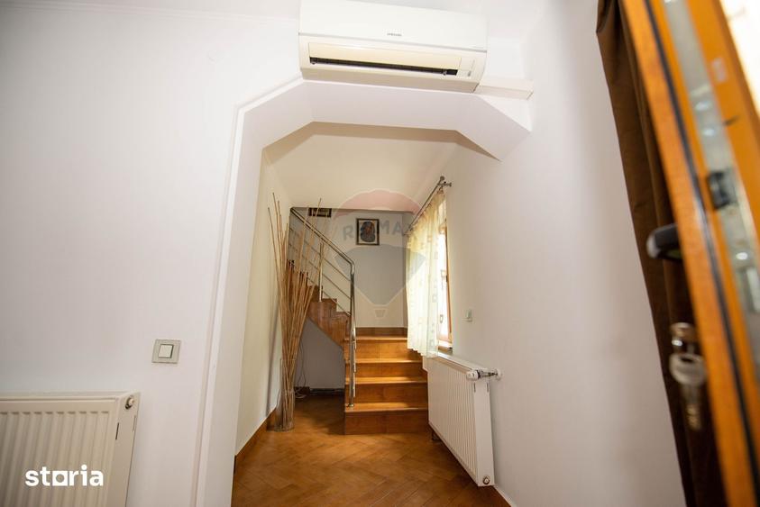 Casă cu 4 camere cu Teren 1596 Mp în Bujoreni