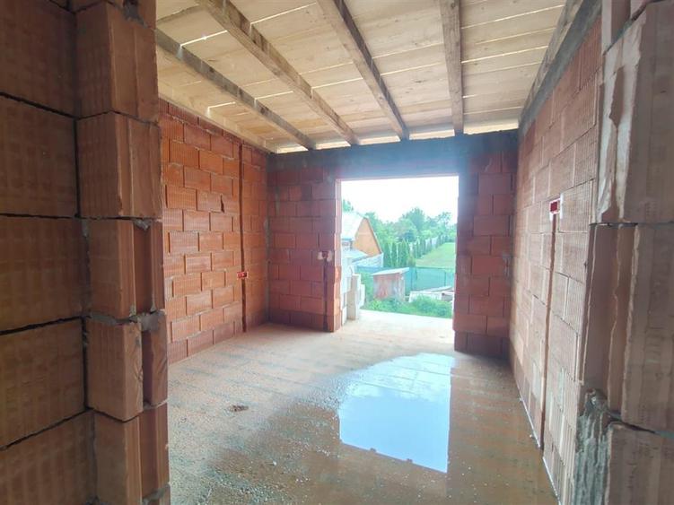 Casă individuală cu 4 camere cu Canalizare în Lisaura