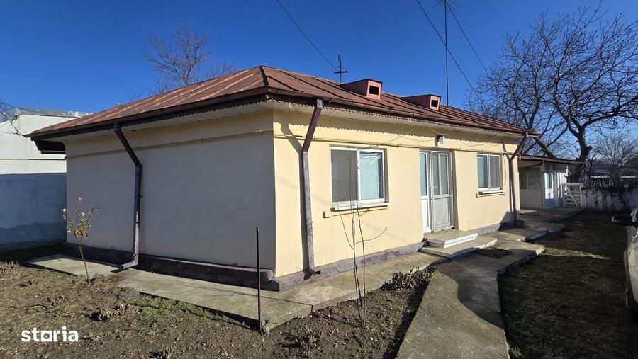 Casă cu 3 camere cu Canalizare în Central